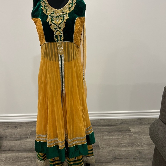 Elegant Green and Gold Women's Dress - Picture 6 of 6